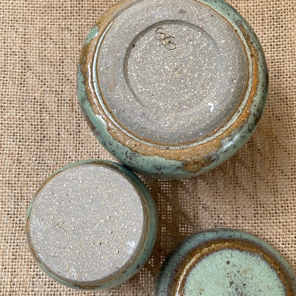 Pottery 3 pc set small jar/holder with lid - Picture 12 of 12